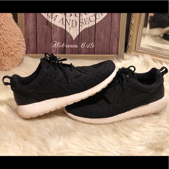 Nike Shoes W ROSHE ONE PREMIUM - Picture 3 of 4